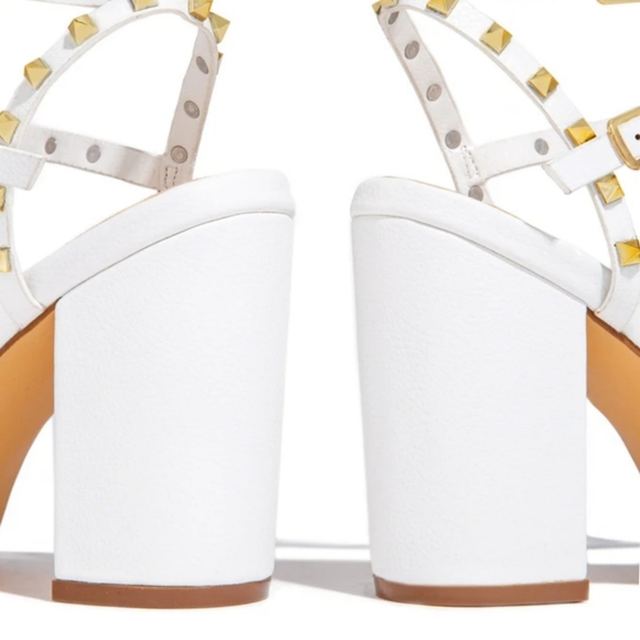 Lynda on White - Picture 4 of 4